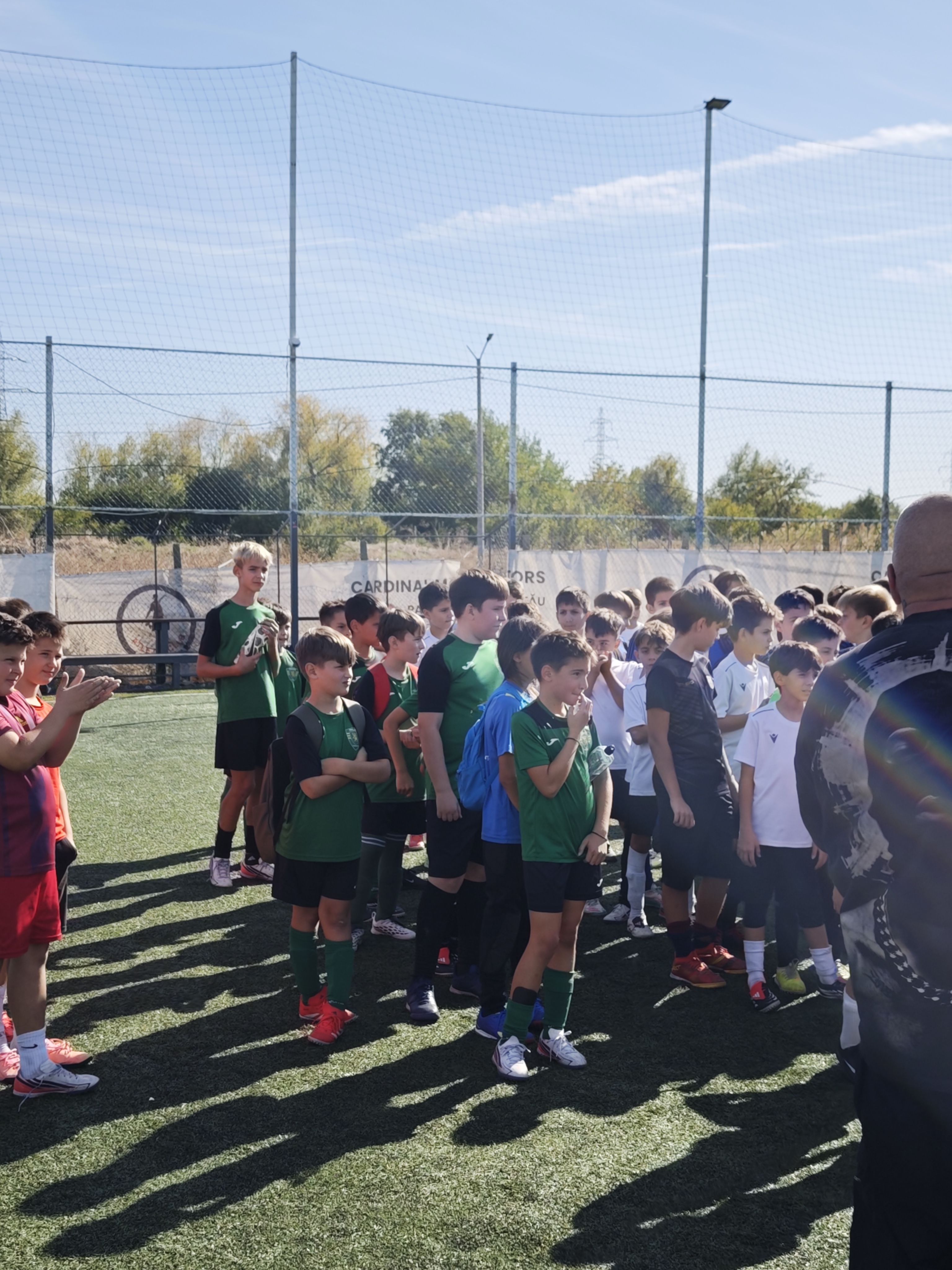 Jucătorii Primavera cu medaliile și trofeul Friendly Cup